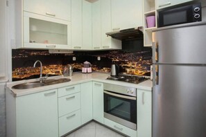 Appartement, 1 lit double et 1 canapé-lit | Cuisine privée | Grand réfrigérateur, micro-ondes, four, plaque de cuisson