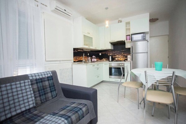 Appartement, 1 lit double et 1 canapé-lit | Coin séjour | Télévision