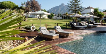 2 Außenpools, geöffnet von 08:00 Uhr bis 20:00 Uhr, Sonnenschirme