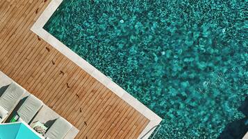 2 buitenzwembaden, parasols voor strand/zwembad