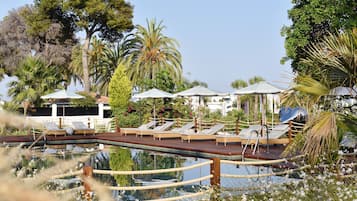 2 piscinas al aire libre (de 08:00 a 20:00), sombrillas, tumbonas