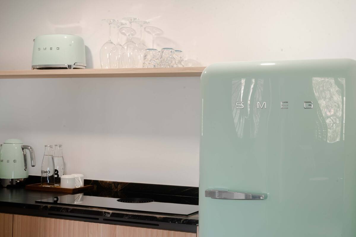 suite, 1 king bed, kitchen | private kitchenette | coffee/tea maker, electric kettle