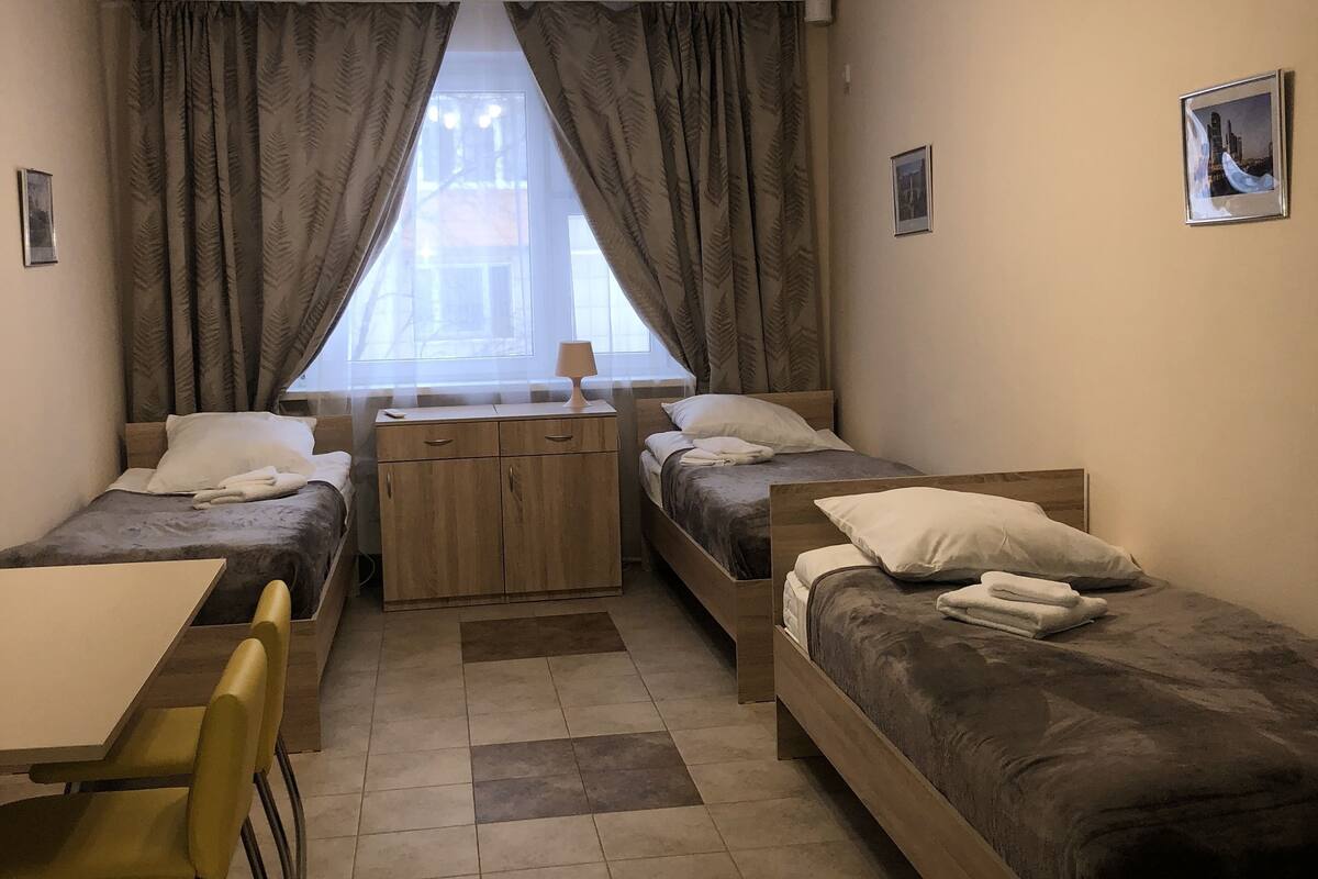 Kamar Triple Tradisional, 3 Tempat Tidur Twin, pemandangan halaman | Tirai kedap cahaya, setrika/meja setrika, Wi-Fi gratis, dan seprai linen