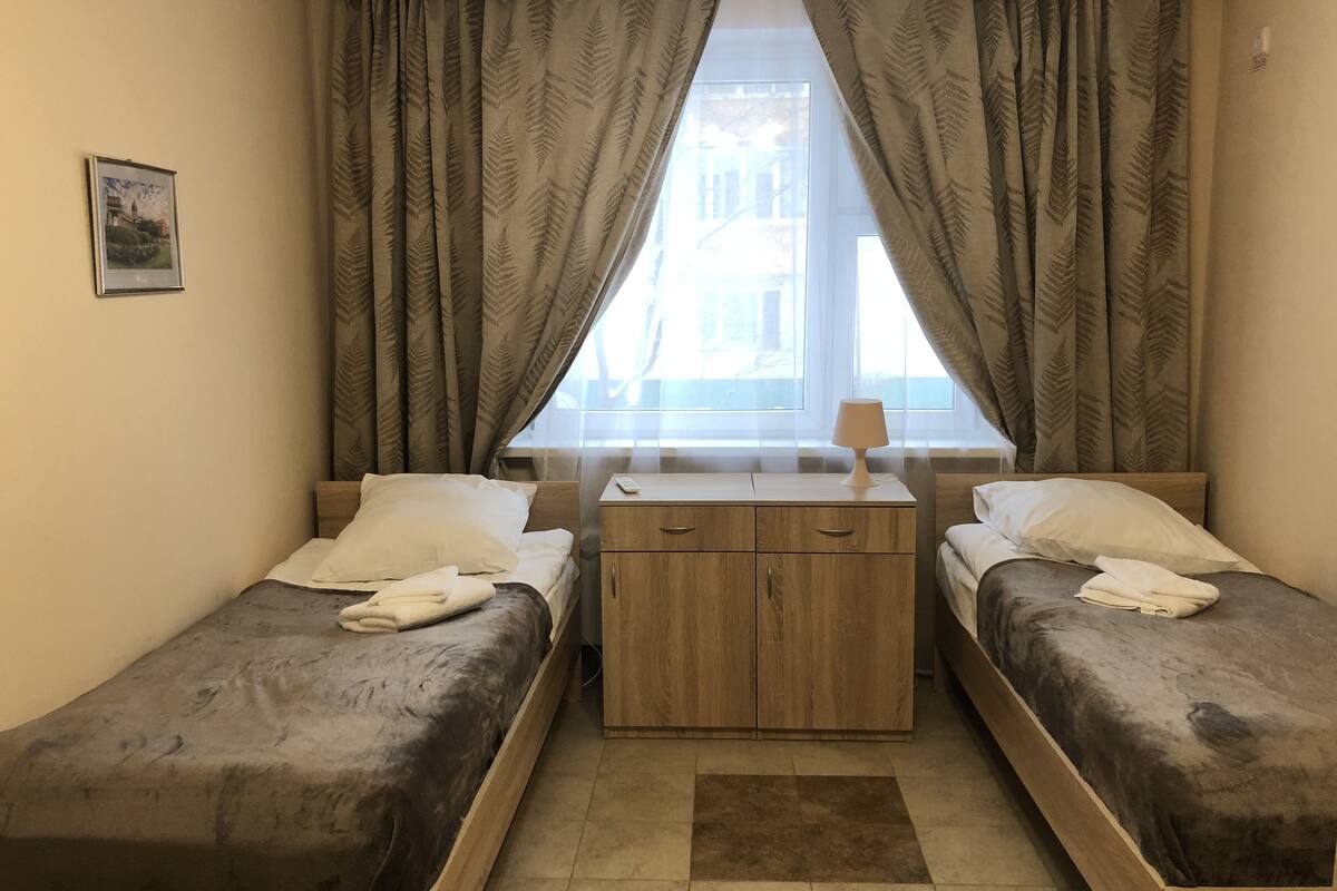 Kamar Twin Standar, 2 Tempat Tidur Twin, pemandangan halaman | Tirai kedap cahaya, setrika/meja setrika, Wi-Fi gratis, dan seprai linen