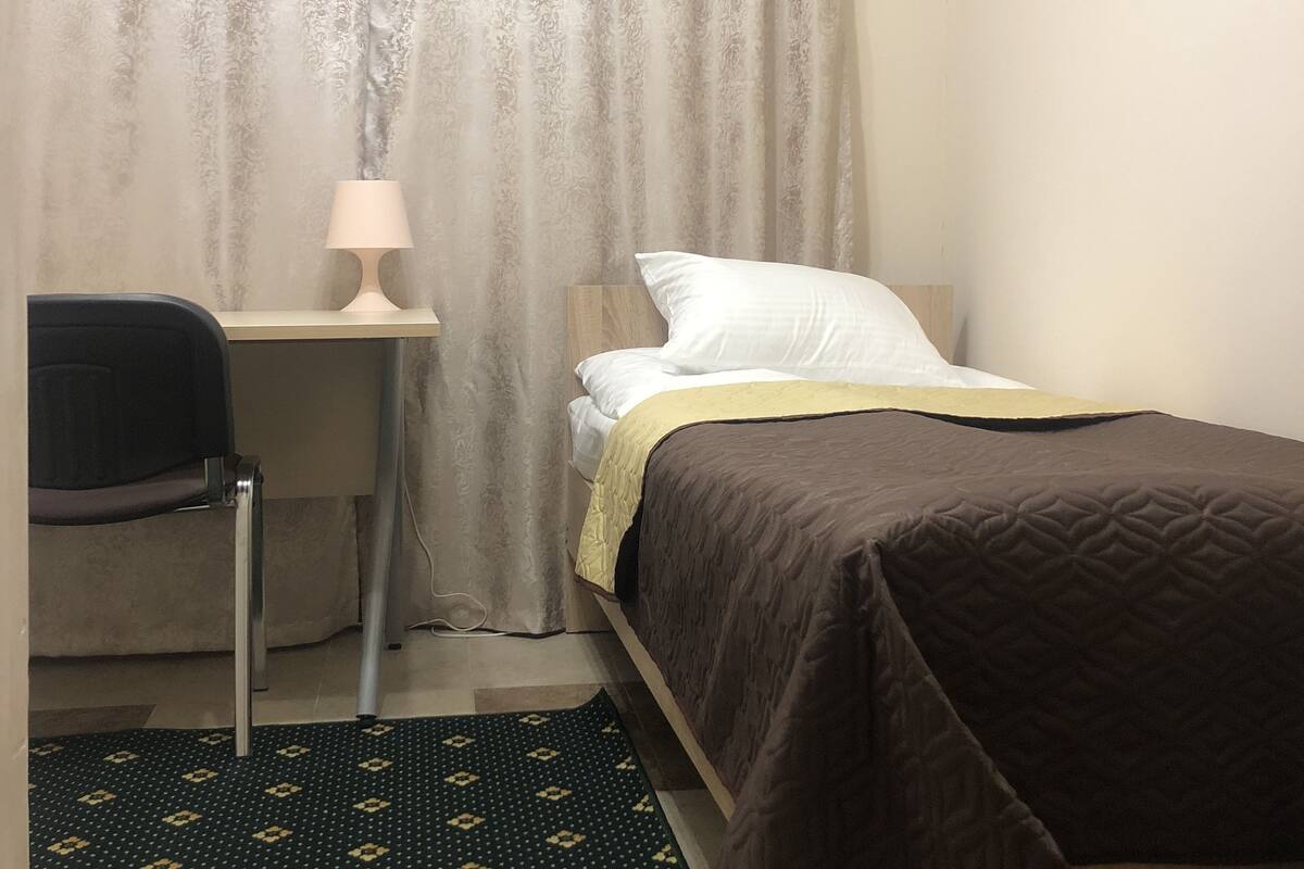 Kamar Single Standar, 1 Tempat Tidur Twin, pemandangan halaman | Tirai kedap cahaya, setrika/meja setrika, Wi-Fi gratis, dan seprai linen