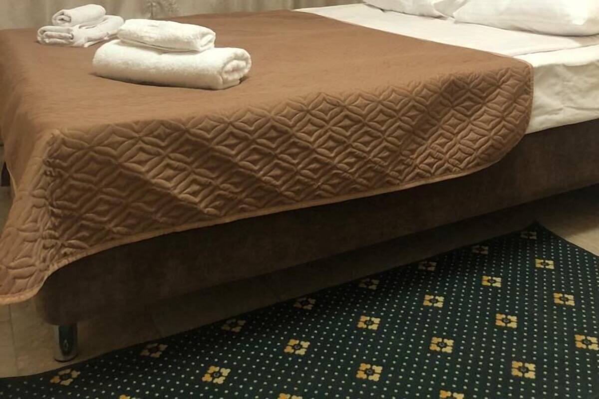 Kamar Double atau Twin Standar, 2 Tempat Tidur Twin, pemandangan halaman | Tirai kedap cahaya, setrika/meja setrika, Wi-Fi gratis, dan seprai linen