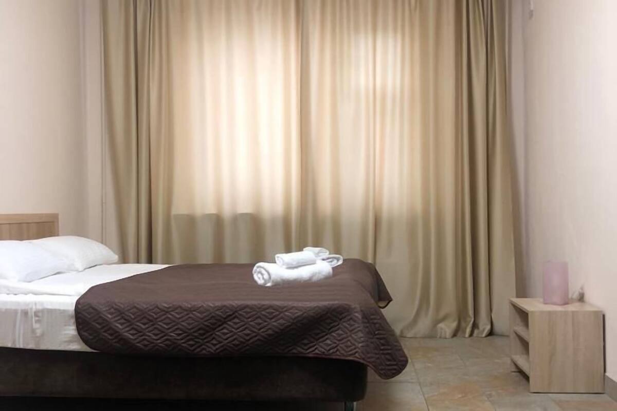 Kamar Double atau Twin Superior, 2 Tempat Tidur Twin, pemandangan halaman | Tirai kedap cahaya, setrika/meja setrika, Wi-Fi gratis, dan seprai linen