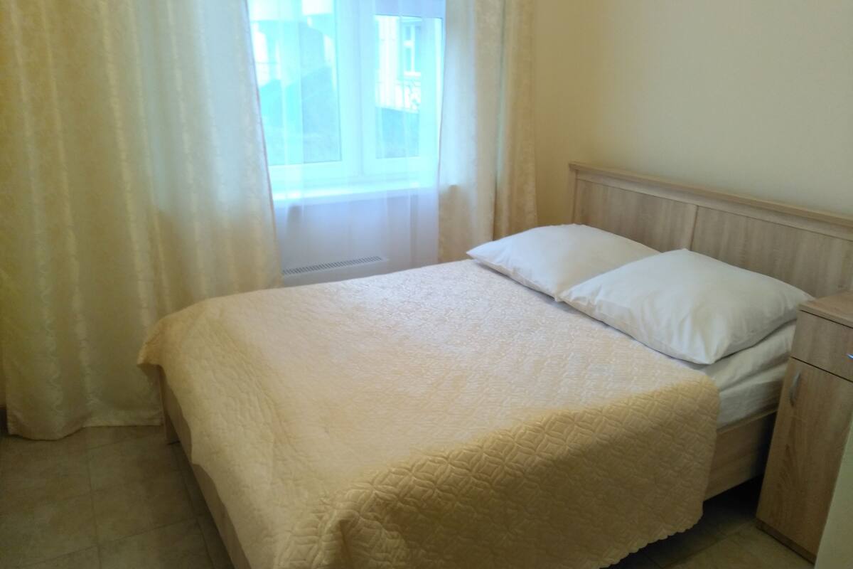 Kamar Double Standar, 1 Tempat Tidur Double, pemandangan halaman | Tirai kedap cahaya, setrika/meja setrika, Wi-Fi gratis, dan seprai linen