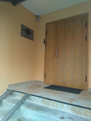 Pintu masuk properti