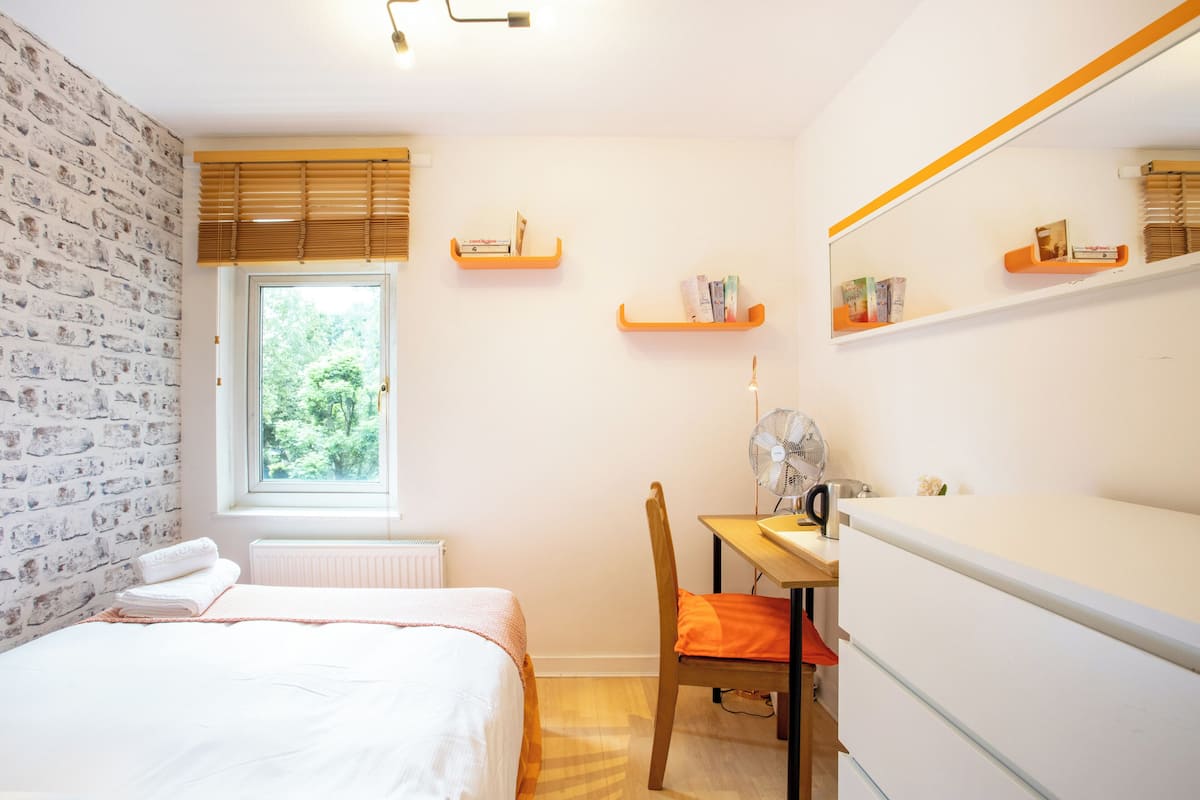 City Double Room, 1 Double Bed | Iron/ironing board, WiFi (free), bed sheets