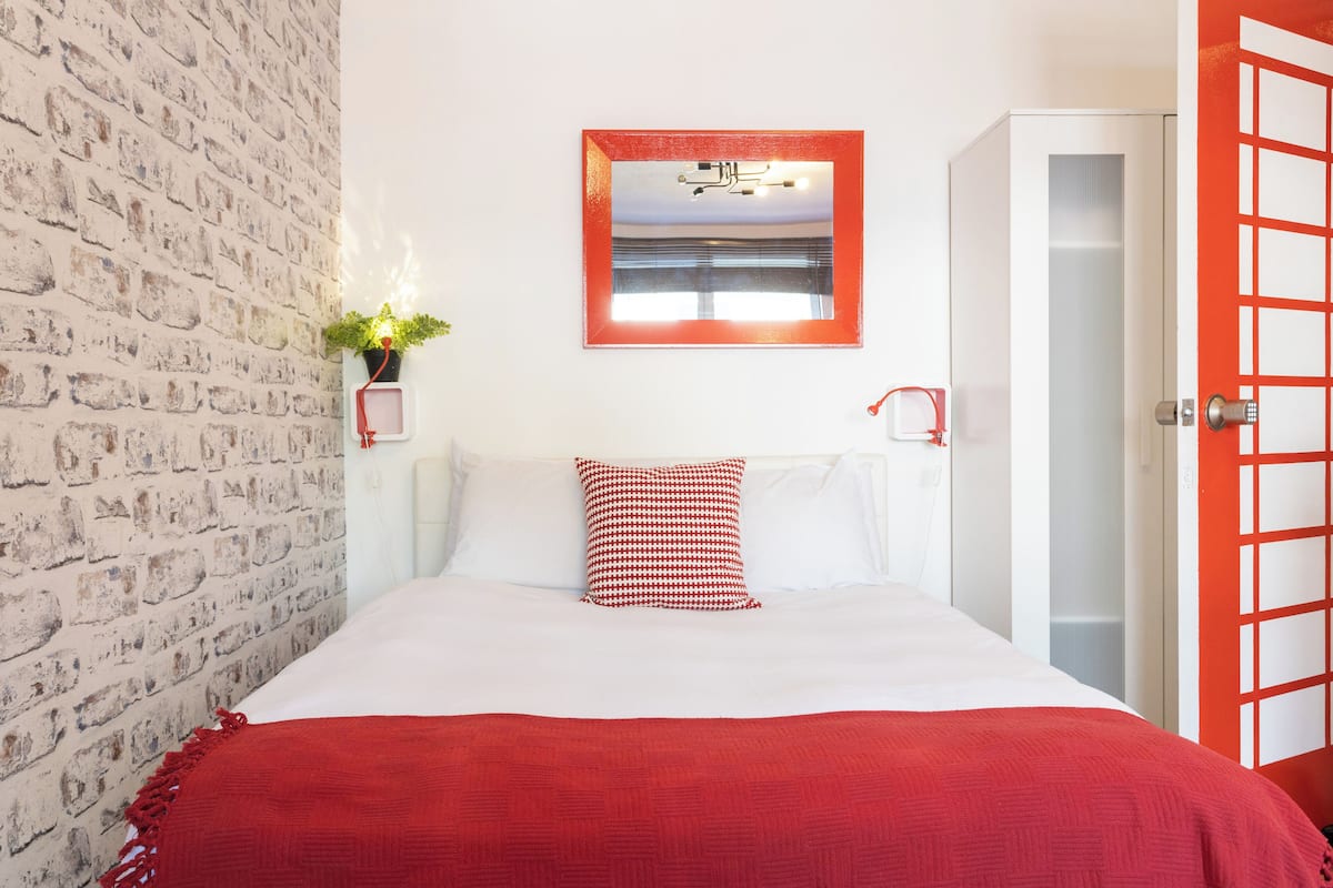 Grand Double Room, 1 Double Bed, Shared Bathroom | Iron/ironing board, WiFi (free), bed sheets