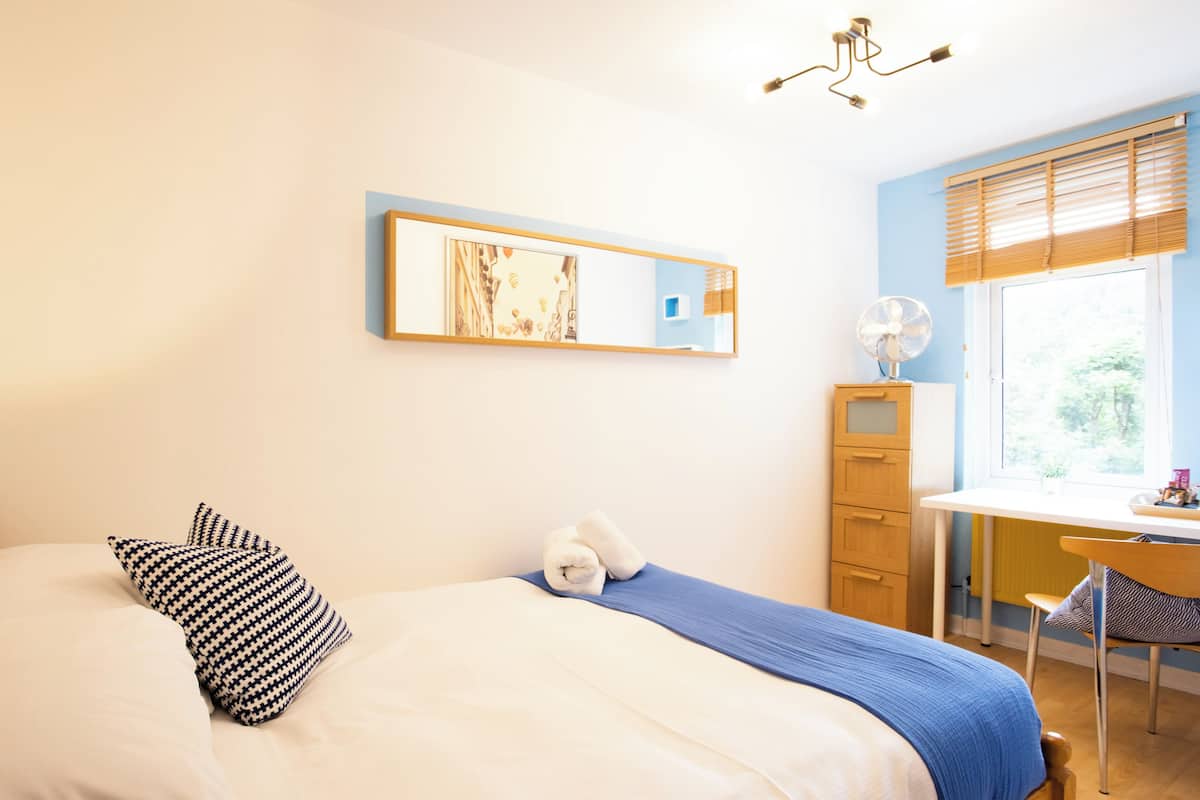Design Double Room | Iron/ironing board, WiFi (free), bed sheets