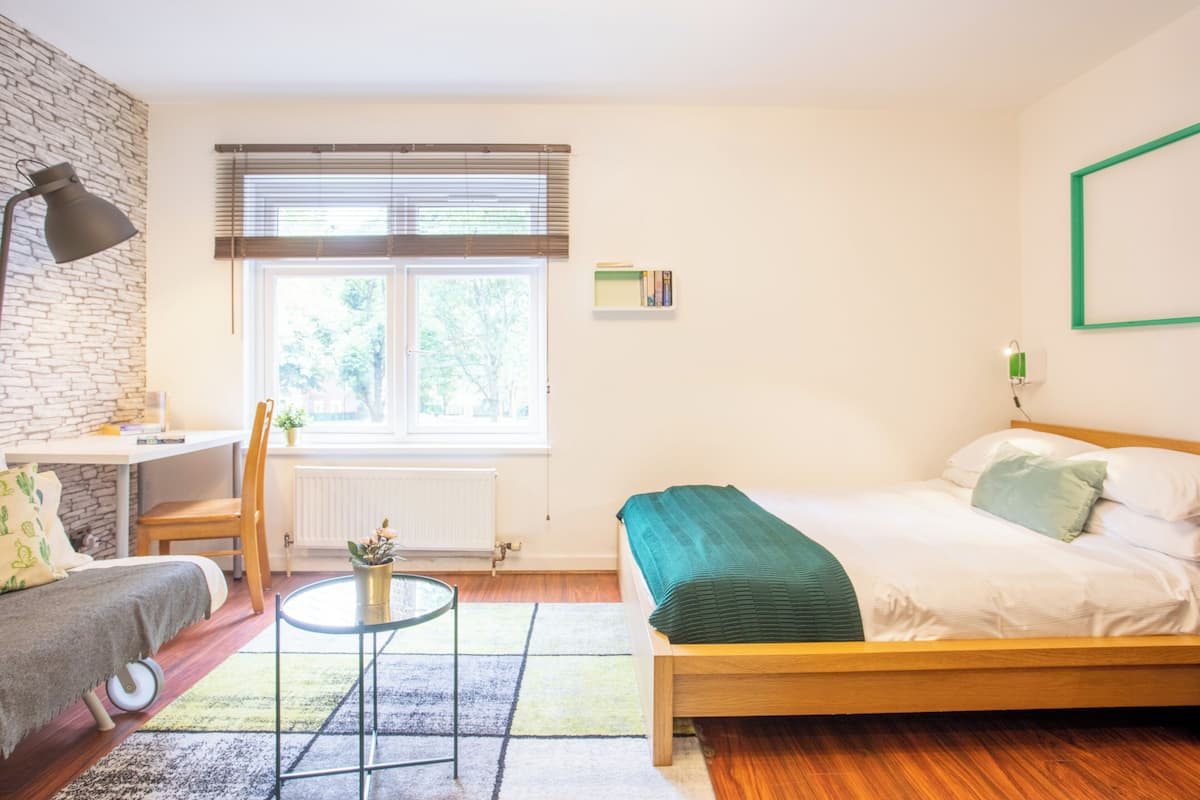 Deluxe Double Room, 1 Double Bed, Shared Bathroom | Iron/ironing board, WiFi (free), bed sheets