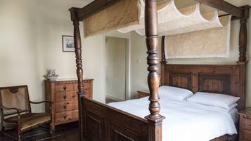 Four Poster with Lounge | Free WiFi, bed sheets