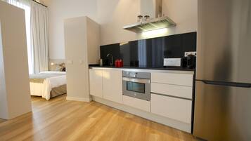 Een koelkast, een microgolfoven, een oven, een kookplaat