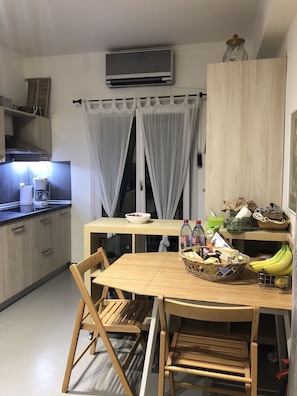 Apartamento, vistas al mar | Zona de estar | Una televisión de pantalla plana, un reproductor de DVD