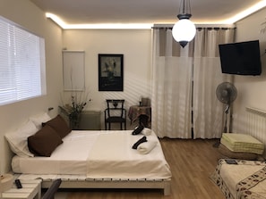 Apartamento, vistas al mar | Escritorio, sistema de insonorización, tabla de planchar con plancha