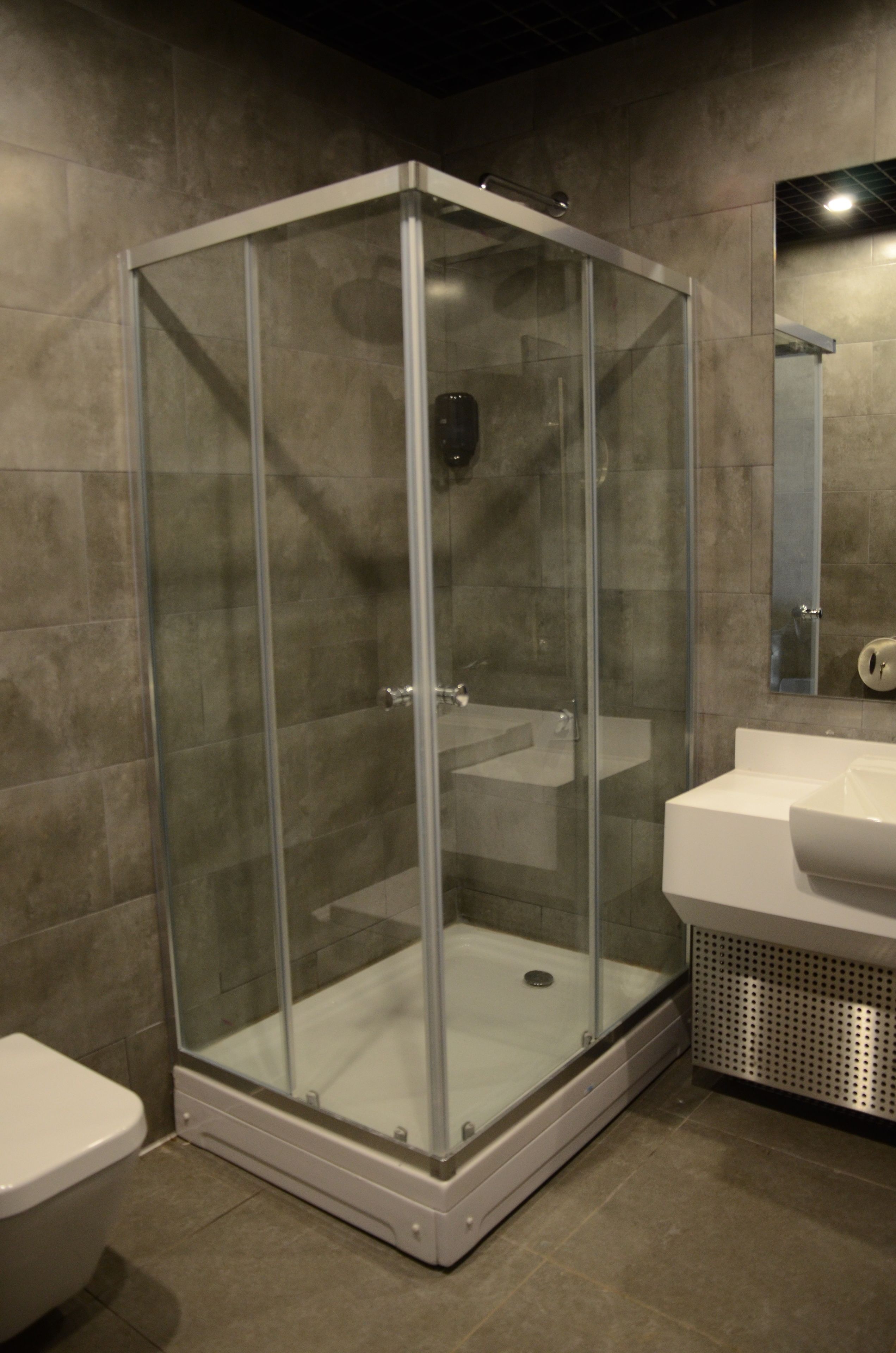 deluxe double room | bathroom | shower, free toiletries, slippers, towels