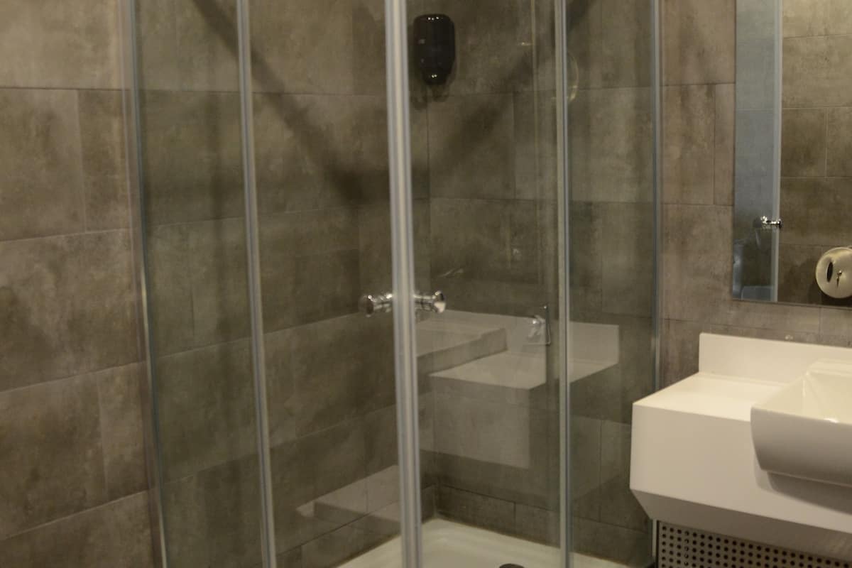 deluxe double room | bathroom | shower, free toiletries, slippers, towels