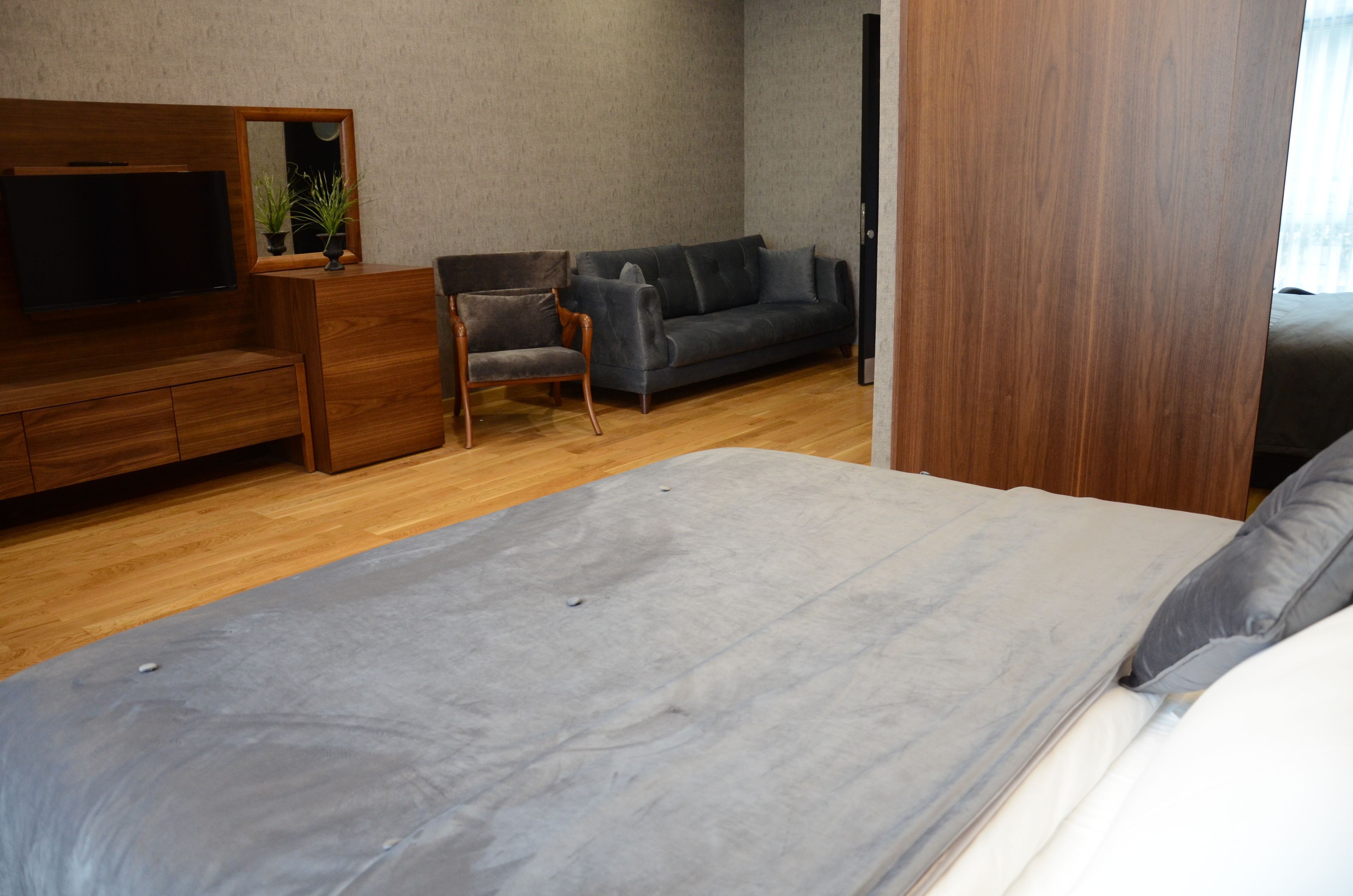 Een kluis op de kamer, een bureau, verduisterende gordijnen, gratis wifi