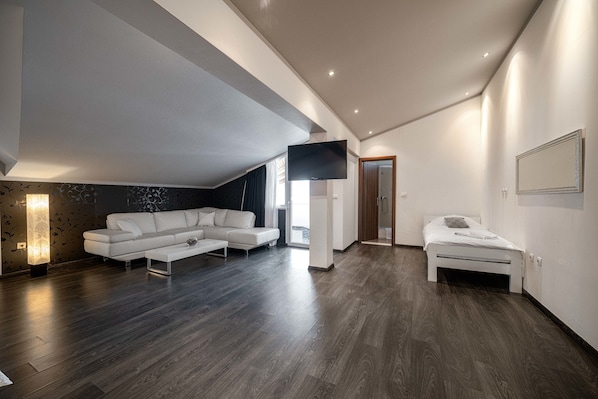 Suite royale (4 person) | Coffre-fort, bureau, espace de travail pour ordinateurs portables