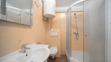 Shower, free toiletries, towels