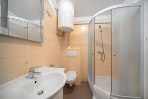 Ducha, artículos de tocador gratuitos, toallas