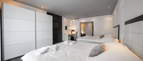 Caja de seguridad en la habitación y escritorio