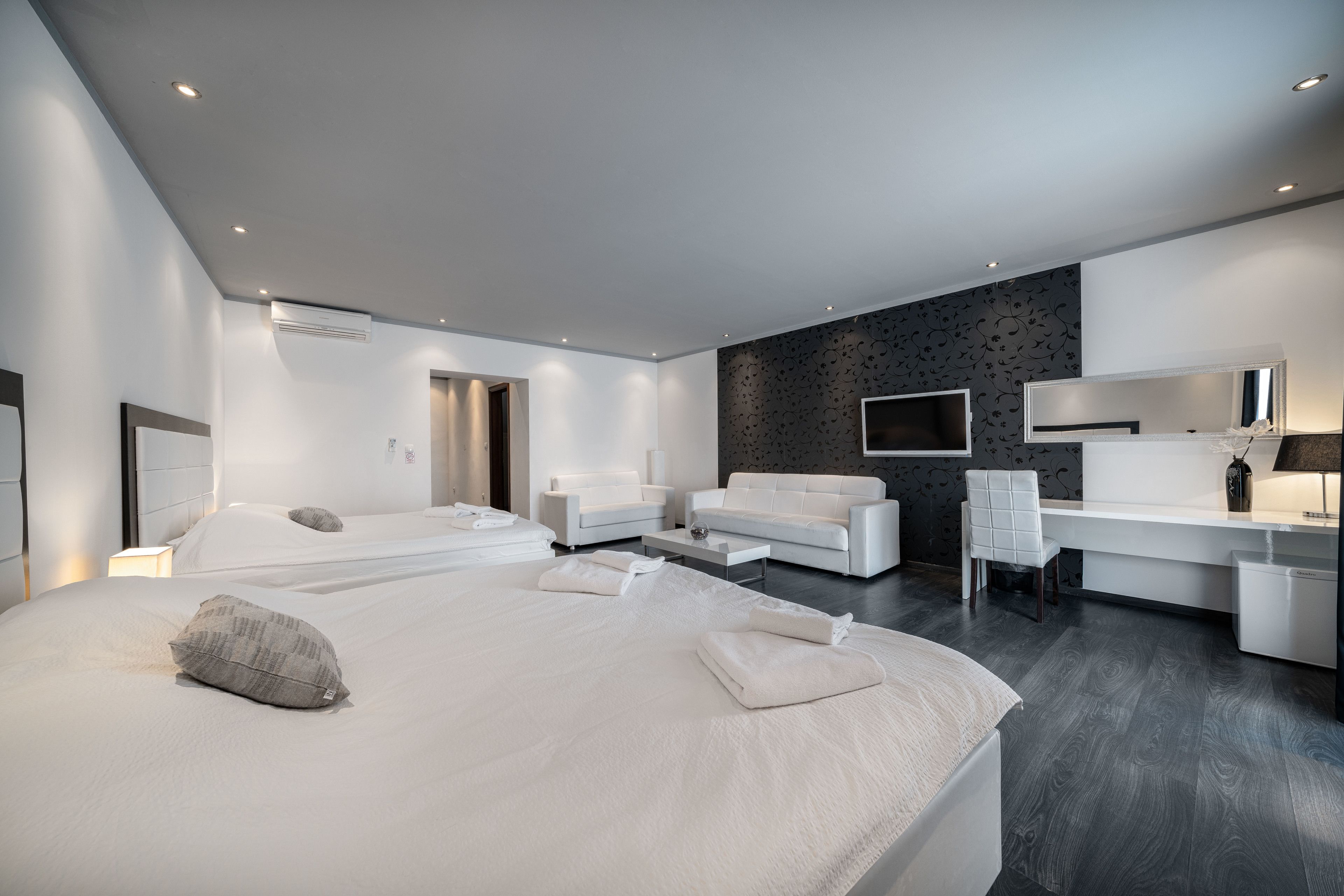 スーペリア スイート (6 person) | セーフティボックス (室内)、デスク、ノートパソコン用作業スペース、WiFi (無料)