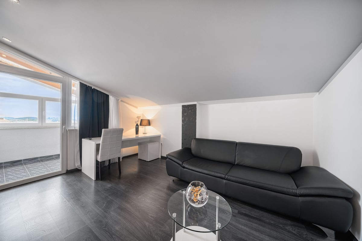 Royal Suite (3 person) | In-room safe, desk, laptop workspace, WiFi (free)