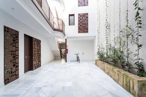 2 bedrooms, private terrace, free parking