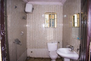 Shower, free toiletries, towels