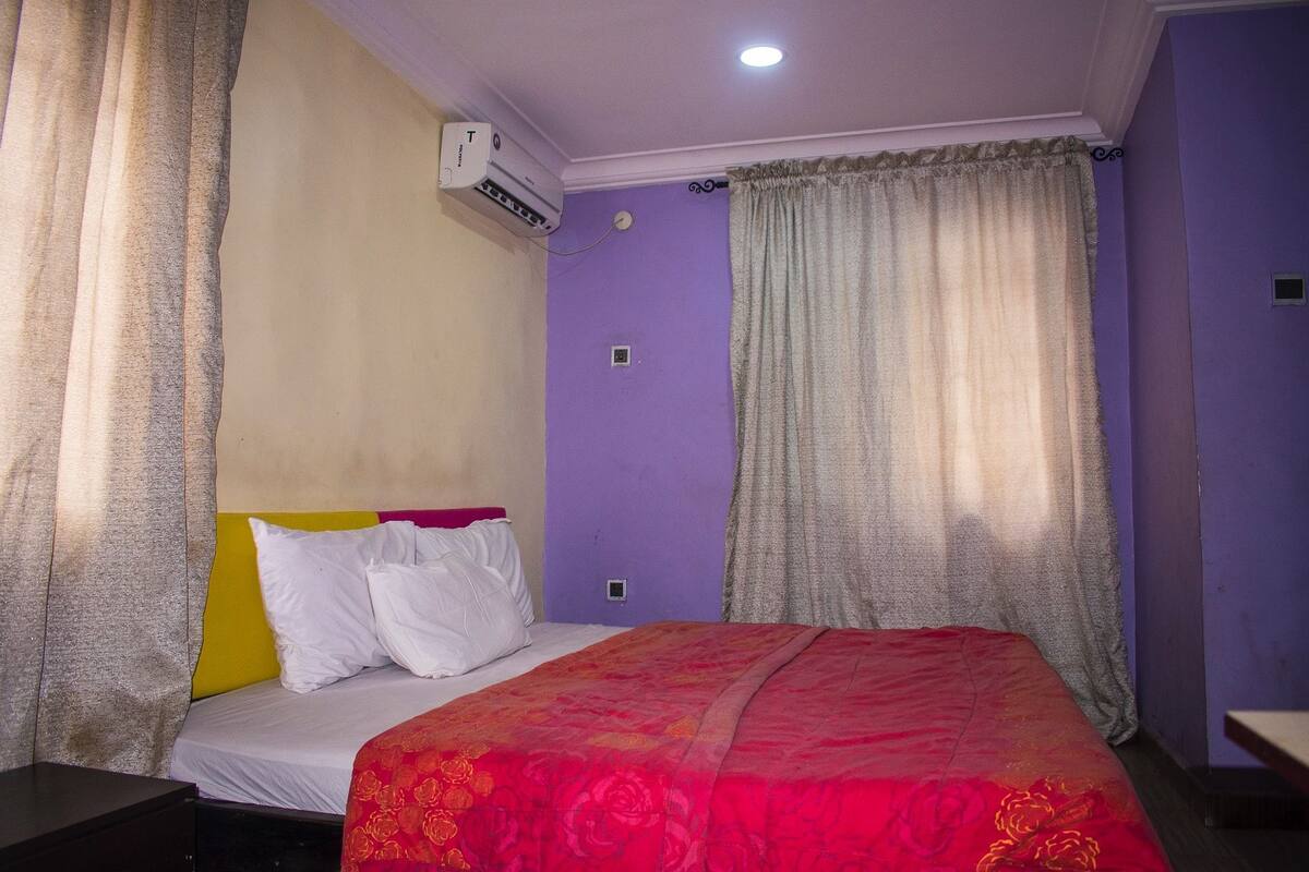 4 bedrooms, desk, soundproofing, bed sheets