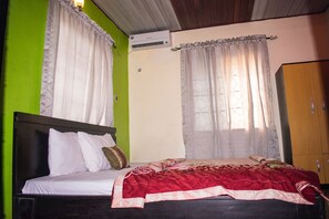 4 bedrooms, desk, soundproofing, bed sheets