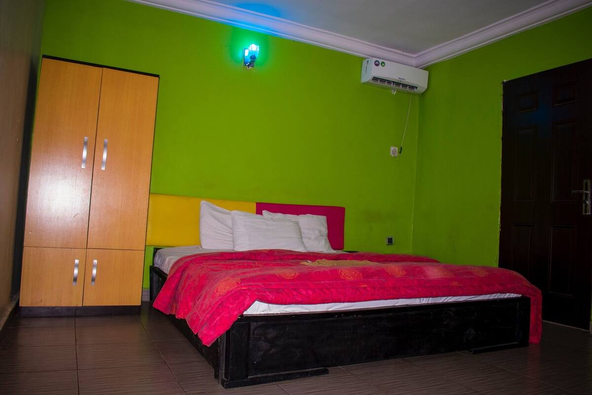 4 bedrooms, desk, soundproofing, bed sheets