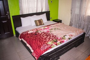 4 bedrooms, desk, soundproofing, bed sheets