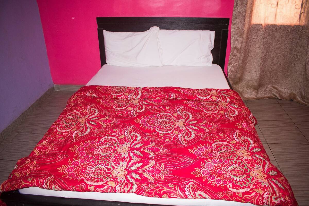 4 bedrooms, desk, soundproofing, bed sheets