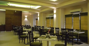 Se sirven desayunos, almuerzos y cenas; cocina india