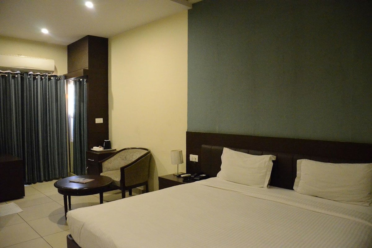 Desk, soundproofing, rollaway beds, free WiFi
