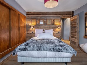 5 bedrooms, free WiFi, bed sheets - Luxury 5-Bedroom Apartment in Megève - Close to Slopes, Balcony, WiFi, Sleeps 9 (Megève)