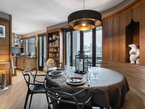 Dining - Luxury 5-Bedroom Apartment in Megève - Close to Slopes, Balcony, WiFi, Sleeps 9 (Megève)