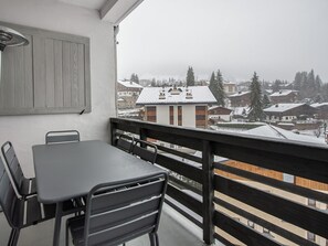 Outdoor dining - Luxury 5-Bedroom Apartment in Megève - Close to Slopes, Balcony, WiFi, Sleeps 9 (Megève)