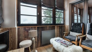 TV, fireplace - Luxury 5-Bedroom Apartment in Megève - Close to Slopes, Balcony, WiFi, Sleeps 9 (Megève)