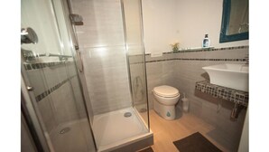 A modern bathroom with a glass-enclosed shower, a toilet, and a sink. - Da Molly (Rome)