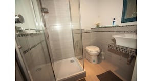 Classic Double Room, Ensuite (Camera Fuxia) | Bathroom