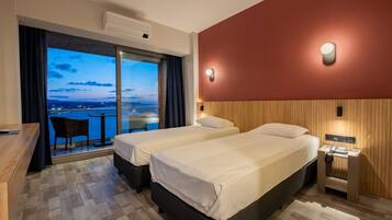 Chambre Standard Double ou avec lits jumeaux, vue mer | Minibar, coffres-forts dans les chambres, bureau, chambres insonorisées