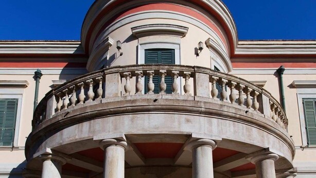 A classical building with a circular colonnade, large windows, and a balcony with balustrades. - Casa Paleopolis near Royal Baths MonRepo (Corfu)