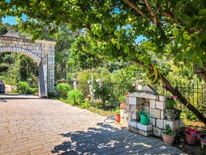 Courtyard - Hidden gem in nature reserve on the beach (Corfu)