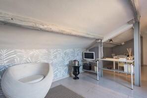 TV - British Embassy Terrace Apartment (Rome)