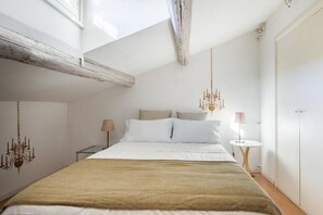 1 bedroom, bed sheets - British Embassy Terrace Apartment (Rome)